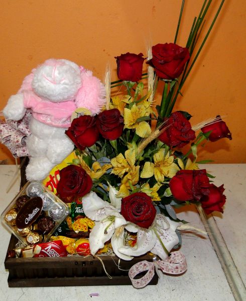 Cesta de chocolate, flores e urso